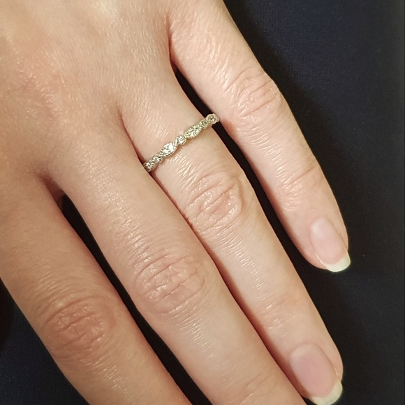 Gorgeous Designer Silver Thin Band Ring - Picture 5 of 5